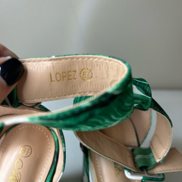 Mata Lopez Floral Ankle Strap Palm Tree Gorgeous Block Heels Size 8.5 - Picture 12 of 12